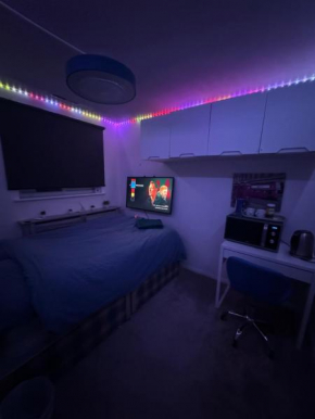 Room 3 minute drive from Luton Airport